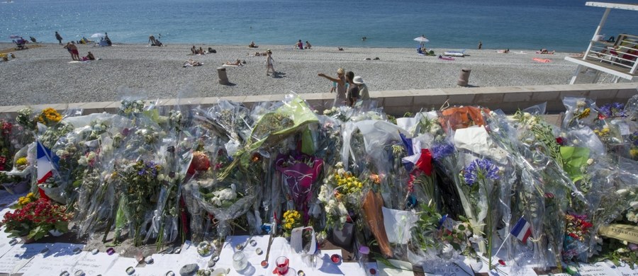 Zatrzymano osiem osób podejrzewanych o związek z lipcowym zamachem w Nicei, w którym kierowca ciężarówki zabił 86 ludzi - poinformowała paryska prokuratura.