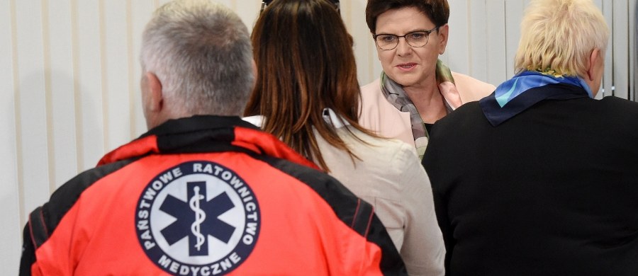 "To było dobre spotkanie. Ustaliliśmy dalszy tryb dialogu" - powiedziała premier Beata Szydło, która w Centrum Partnerstwa Społecznego "Dialog" rozmawiała z przedstawicielkami NSZZ "Solidarność”. Przedstawiły jej swoją ocenę sytuacji w systemie ochrony zdrowia. W spotkaniu uczestniczył też minister zdrowia Konstanty Radziwiłł. „Idziemy na te rozmowy z nadzieją, że to będzie początek dobrej zmiany w służbie zdrowia” - powiedziała przed spotkaniem dziennikarzom Przewodnicząca Krajowego Sekretariatu Ochrony Zdrowia NSZZ Maria Ochman. Liderki Solidarności służby zdrowia od poniedziałkowego popołudnia okupowały gmach resortu zdrowia. Przed rozmowami rzecznik rządu Rafał Bochenek nie był w stanie powiedzieć, czy premier Szydło ma jakąkolwiek propozycję dla pracowników ochrony zdrowia. 