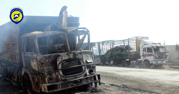 Po poniedziałkowym ataku na konwój koło Aleppo ONZ zawiesiła wszystkie konwoje z pomocą humanitarną dla Syrii, a Czerwony Krzyż - pomoc dla czterech miast do czasu, gdy jego pracownikom zostanie przywrócone bezpieczeństwo. W ataku zginęło ok. 20 osób.