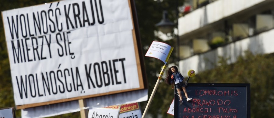 Sejm, który rozpoczyna w środę posiedzenie, zajmie się m.in. dwoma obywatelskimi projektami zmian w przepisach dotyczących aborcji; jeden z nich wprowadza jej całkowity zakaz, drugi - liberalizuje obecne przepisy.