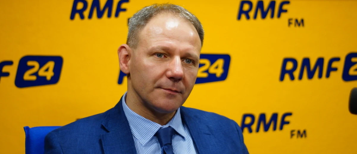 Nowy kurs PO, który zapowiada Grzegorz Schetyna mi się nie podoba - mówi gość Porannej rozmowy w RMF FM, poseł niezrzeszony Jacek Protasiewicz. "Uważam, że wartością i zaletą PO było to, że trzymała się bardzo mocno centrum, grając skrzydłami: prawicowym - Marek Biernacki i lewicowym - Dariusz Rosati" - dodaje polityk. Odpowiadając na pytanie, dokąd szef PO prowadzi Platformę, odpowiada: "Tam, gdzie kapitan Schettino Costa Concordię".