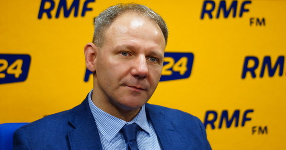 Nowy kurs PO, który zapowiada Grzegorz Schetyna mi się nie podoba - mówi gość Porannej rozmowy w RMF FM, poseł niezrzeszony Jacek Protasiewicz. "Uważam, że wartością i zaletą PO było to, że trzymała się bardzo mocno centrum, grając skrzydłami: prawicowym - Marek Biernacki i lewicowym - Dariusz Rosati" - dodaje polityk. Odpowiadając na pytanie, dokąd szef PO prowadzi Platformę, odpowiada: "Tam, gdzie kapitan Schettino Costa Concordię".