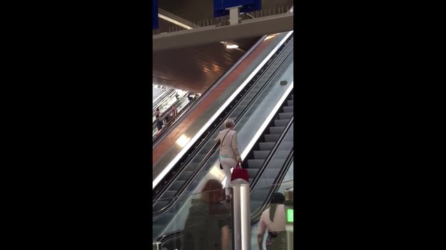 Amsterdam. Centrum handlowe. Kobieta próbuje dostać się na piętro. Korzysta z ruchomych schodów. I tak idzie, idzie i idzie. Czy aby nie pomyliła kierunku?