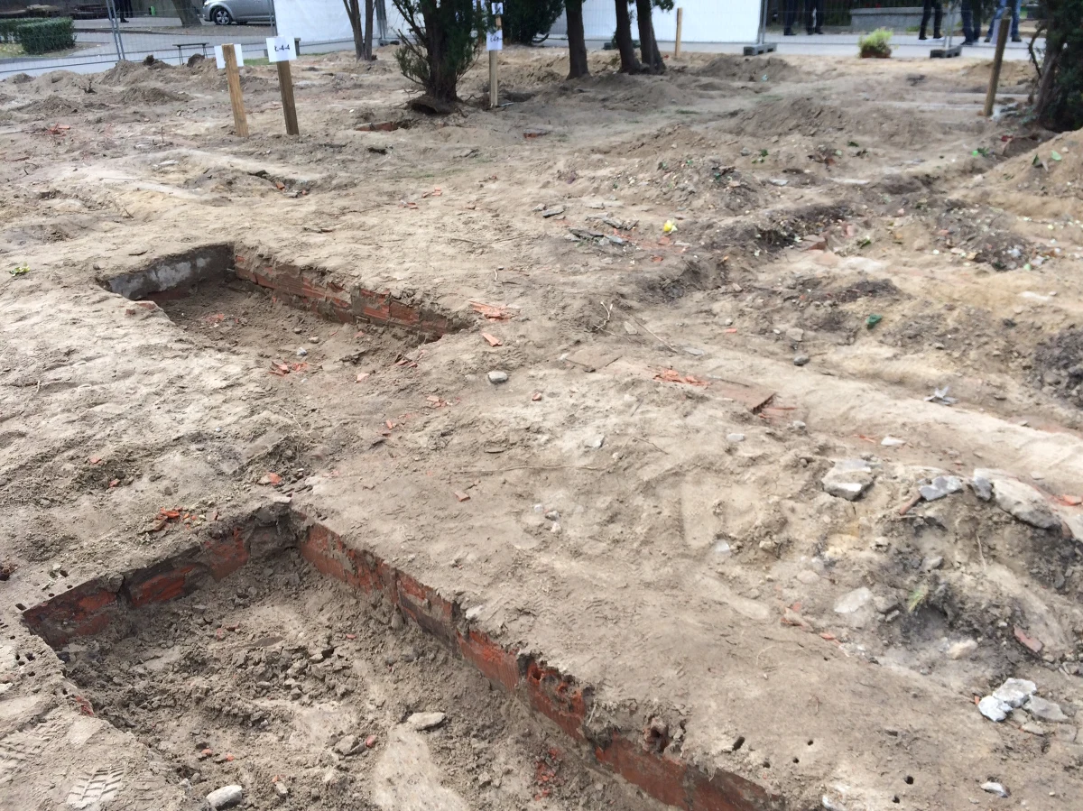 Wiosną przyszłego roku powinny się zakończyć poszukiwania szczątków bohaterów podziemia antykomunistycznego na warszawskich Powązkach - zapowiada IPN. Archeolodzy i pracownicy IPN wrócili na miejsce ekshumacji w ostatni poniedziałek. Dziś pojawiła się informacja, że udało się odnaleźć drobne szczątki. 