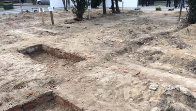 Na warszawskiej Łączce znaleziono "drobne szczątki". W poniedziałek po przerwie ruszyły ekshumacje 
