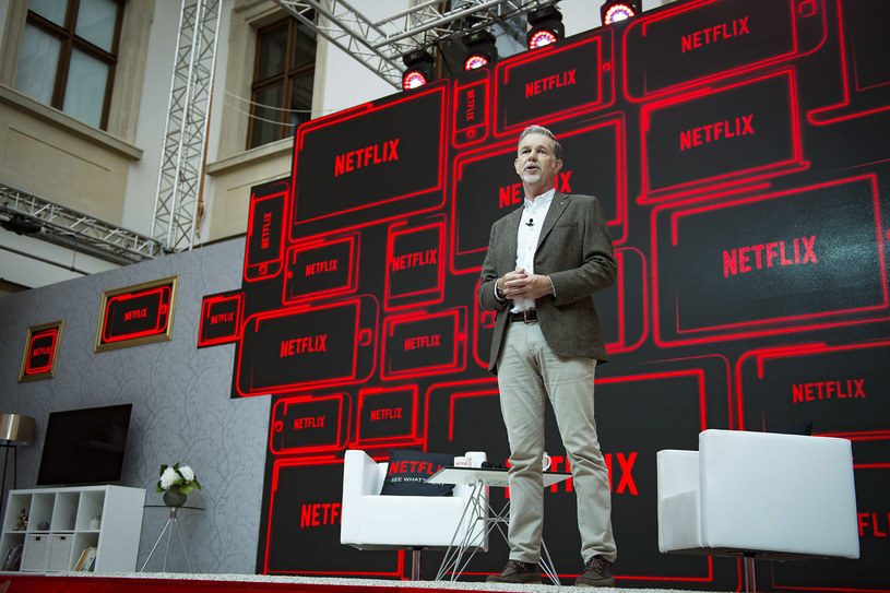 Netflix, jeden z największych na świecie internetowych serwisów telewizyjnych, dostępny jest już po polsku. Reed Hasting, współzałożyciel i dyrektor generalny Netflixa odwiedził w środę, 21 września, Warszawę. Na specjalnej konferencji poinformował, że do serwisu trafią tez polskie filmy i seriale.