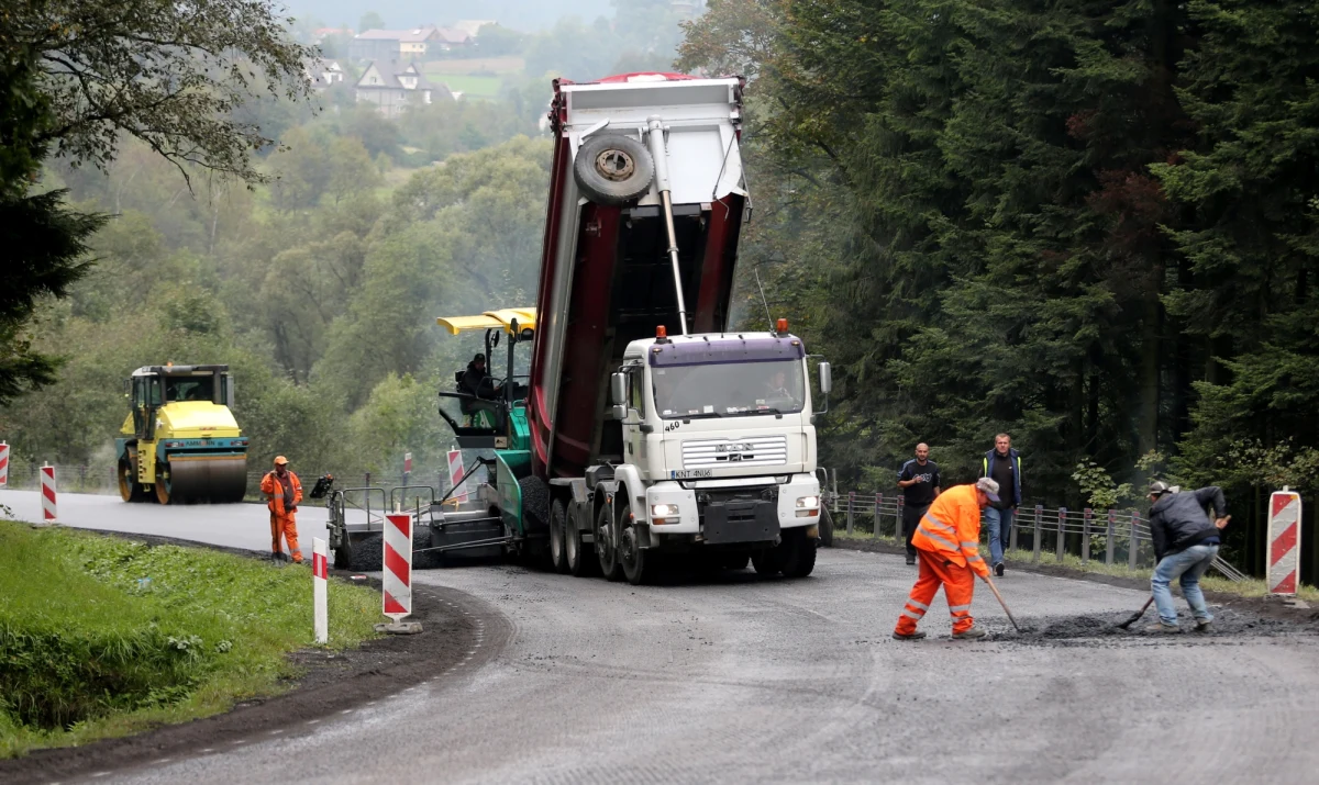 W środę do godziny 20 zamknięta będzie zakopianka, główna trasa łącząca Kraków z Zakopanem. Chodzi o odcinek drogi pomiędzy Lubniem a Skomielną Białą. Wszystko przez konieczny remont nawierzchni. Małopolska policja wyznaczyła objazd drogą wojewódzką numer 968 i trasą krajową numer 28.  