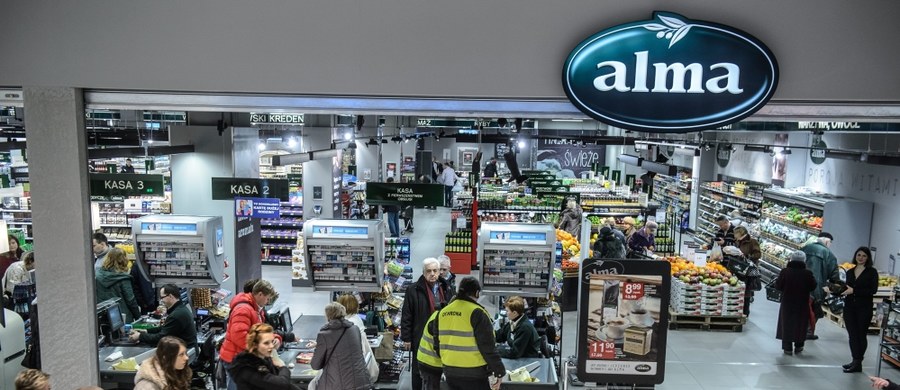 Sieć supermarketów Alma zapowiada zwolnienia. Według komunikatu spółki pracę może stracić nawet ponad 1300 osób w sklepach i centrali firmy. 