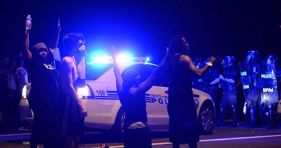 Mężczyzna zastrzelony przez policjanta w Charlotte w stanie Karolina Północna zginął, bo nie zastosował się do polecenia, by rzucić broń - poinformowała policja. Ofiara to 43-letni Keith Lamont Scott. Jego śmierć wywołała burzliwe zamieszki w Charlotte, w których obrażenia odniosło 16 policjantów.