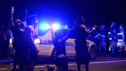 Policja tłumaczy się po zabójstwie Afroamerykanina: Nie rzucił broni