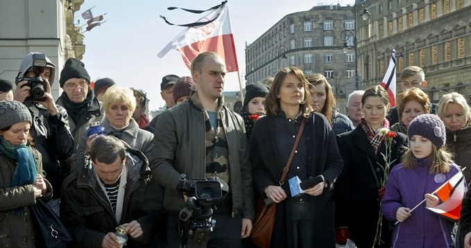 Nie byliśmy zależni od nikogo, kto by nam coś próbował narzucać - powiedział w środę, 21 września, w Gdyni, odnosząc się do prac ekipy filmowej nad "Smoleńskiem", reżyser Antoni Krauze. Mówiąc o Polakach, reżyser podkreślał, że "dzieli nas nie katastrofa, tylko kłamstwo o tej katastrofie". "Mam nadzieję, że wygra ta strona, która po prostu chce znać prawdę"- stwierdził. 