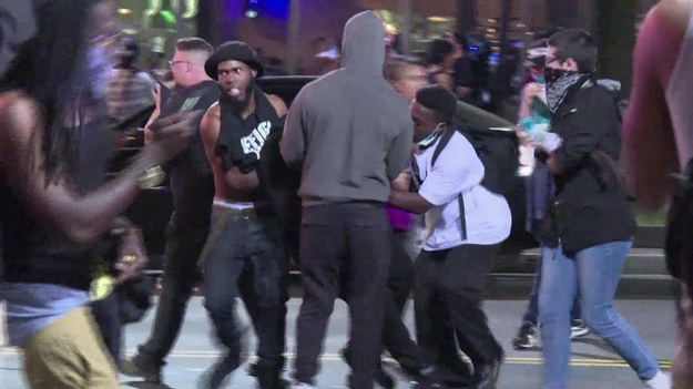 Kolejna noc protestów w Charlotte po śmierci Afroamerykanina. Protest miał początkowo pokojowy, spokojny przebieg. Kilkuset demonstrantów maszerowało ulicami miasta, kiedy rozległy się strzały. Jeden z protestujących jest w stanie krytycznym. Według policji został postrzelony przez innego cywila.