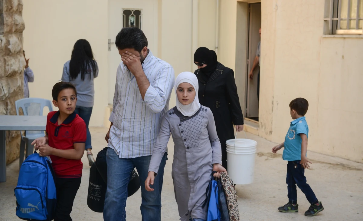 550 tys. imigrantów, którym niemieckie władze odmówiły przyznania azylu, przebywa nadal w Niemczech pomimo obowiązku opuszczenia kraju - twierdzi w czwartkowym wydaniu dziennik "Bild". Tylko niewielka część z nich jest deportowana do krajów pochodzenia.
Ponad 400 tys. takich imigrantów przebywa na terenie Niemiec dłużej niż sześć lat - podkreśla tabloid, powołując się na odpowiedź rządu na interpelacje klubu parlamentarnego Lewica. Najliczniejszą grupę stanowią Turcy - ponad 77 tys., obywatele Kosowa - 68 tys. i Serbowie - 50 tys.