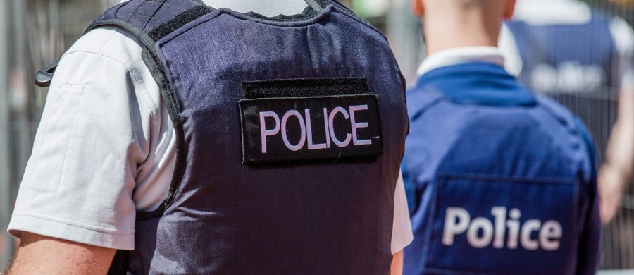 Dwóch belgijskich policjantów zostało zatrzymanych we Francji niedaleko granicy z Belgią, skąd przywieźli swoim radiowozem 13 migrantów - podała AFP. Francuskie władze ostro skrytykowały takie postępowanie.