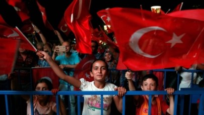 W Turcji zwolniono 785 urzędników za związki z Gulenem. Oskarżany jest o próbę zamachu stanu