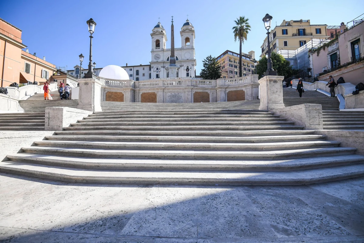 Schody Hiszpańskie, jedna z największych atrakcji turystycznych Rzymu, odzyskały blask i splendor. Zostały już oficjalnie oddane do ponownego użytku po 10 miesiącach gruntownego remontu. Zapowiedziano, że zabronione będzie przesiadywanie na stopniach.