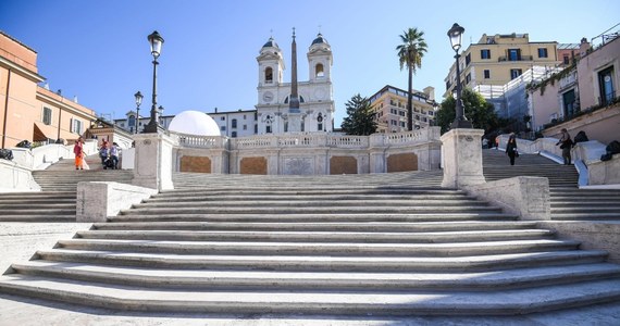 Schody Hiszpańskie, jedna z największych atrakcji turystycznych Rzymu, odzyskały blask i splendor. Zostały już oficjalnie oddane do ponownego użytku po 10 miesiącach gruntownego remontu. Zapowiedziano, że zabronione będzie przesiadywanie na stopniach.
