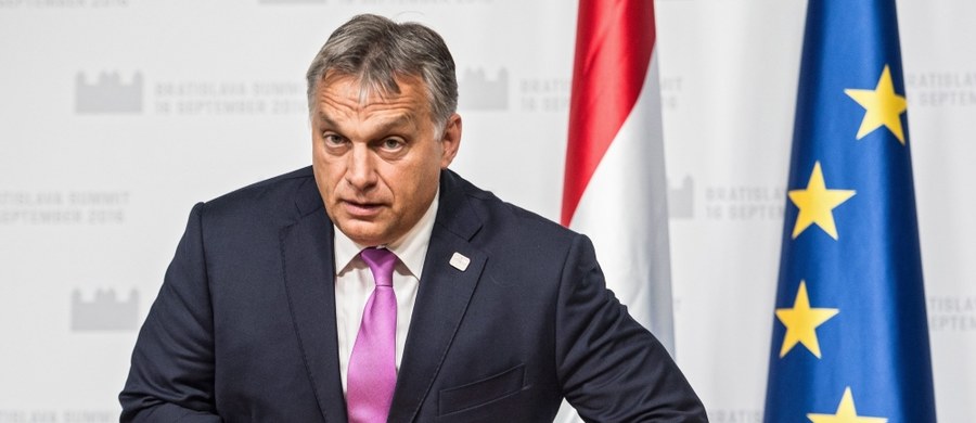 Premier Węgier Viktor Orban w wywiadzie dla portalu Origo wyraził przekonanie, że Unia Europejska powinna wszystkich nielegalnych imigrantów deportować i zgromadzić ich w obozach poza granicami Wspólnoty, gdzie mogliby składać wnioski o azyl. 
