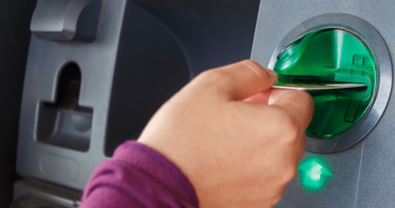 Bankomat nie wypłacił gotówki, ale pieniądze zniknęły z konta. Co zrobić?