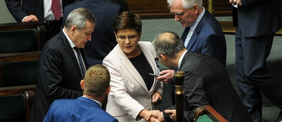 "Rekonstrukcja może dotyczyć każdego ministra. To będą zmiany personalne i systemowe" - tak o zmianach w rządzie, zapowiedzianych przez premier Beatę Szydło, mówił rzecznik jej gabinetu Rafał Bochenek. Według nieoficjalnych informacji, listę ministrów do wymiany otwiera szef resortu finansów Paweł Szałamacha. Z kolei na pytanie o to, czy należy spodziewać się zmiany w fotelu premiera, Bochenek odparł: "Ja nie słyszałem o takiej decyzji i takich zakusach". 