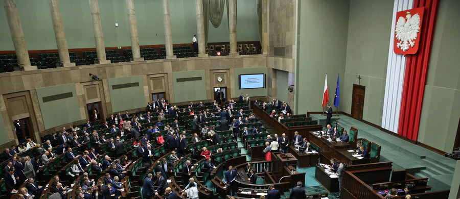 W piątek Sejm odrzucił projekt komitetu "Ratujmy kobiety" liberalizujący przepisy aborcyjne. Wcześniej, posłowie zdecydowali, że do prac w sejmowych komisjach, trafi propozycja komitetu "Stop aborcji" przewidująca bezwzględny zakaz przerywania ciąży. Pierwsze czytanie obu projektów odbyło się w Sejmie w czwartek. 