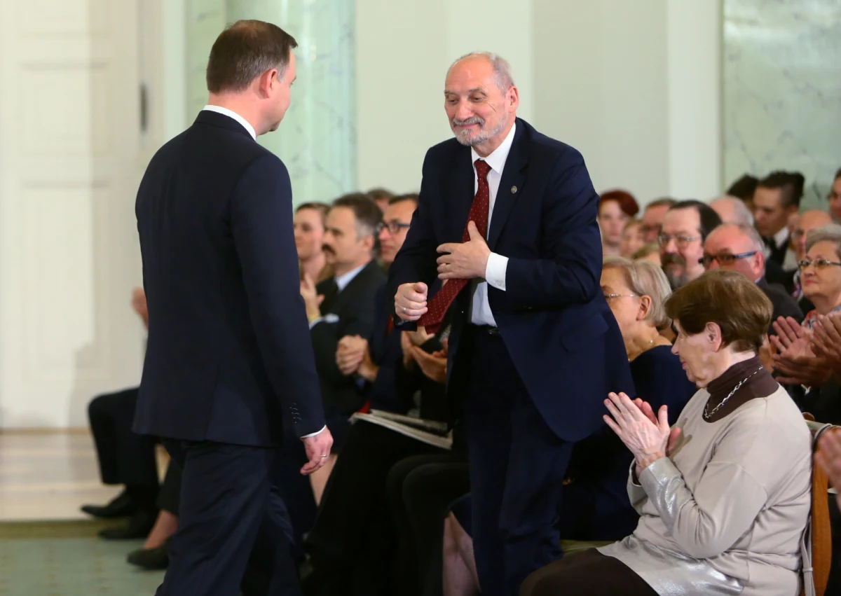 "Powiedzieliśmy, że nie będziemy paktowali z komunistyczną władzą, będziemy budowali polskie państwo od początku, co ostatecznie kiedyś przywróci nam niepodległość" - mówił Antoni Macierewicz, jeden z założycieli KOR na lekcji historii w Pałacu Prezydenckim.