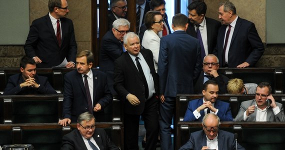"Najwyższy czas kończyć "bankietowanie" i świętowanie po zwycięstwie; aby marzyć o kolejnych zwycięstwach, musimy ciężko pracować" - powiedział prezes PiS Jarosław Kaczyński podczas wyjazdowego posiedzenia klubu PiS. Podkreślał, że partia jest pod szczególnym nadzorem.