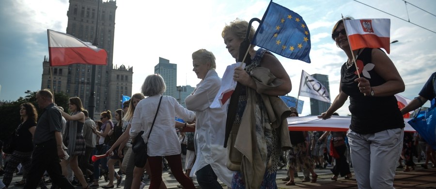 To będzie bardzo trudny weekend na kierowców w Warszawie. sobotę odbędzie się manifestacja pracowników służby zdrowia, marsz KOD-u i Błękitny Marsz Pokoju, natomiast w niedzielę na ulice Warszawy wybiegną uczestnicy maratonu.
