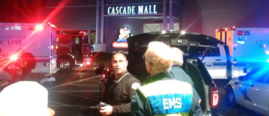 Zmarła piąta ofiara strzelaniny, do której doszło w centrum handlowym Cascade Mall w Burlington w stanie Waszyngton. Ofiary to 4 kobiety i mężczyzna. Sprawca, który otworzył ogień do osób robiących zakupy, zbiegł.