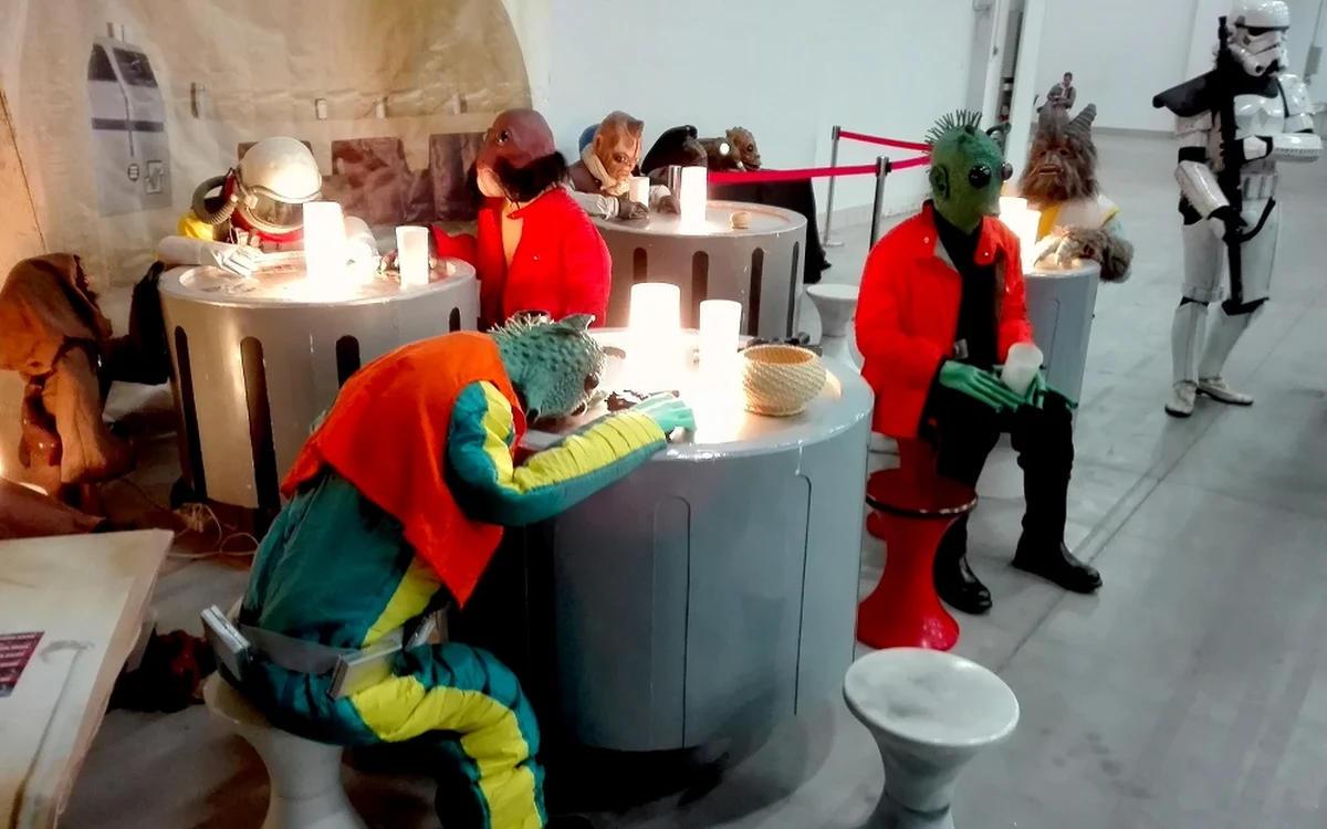 W Kielcach trwa Sabat Fiction Fest. To jedna z największych na południu Polski imprez dla miłośników fantastyki i gier. W programie trzydniowej imprezy znalazły się spotkania z pisarzami, turnieje gier bitewnych oraz rozgrywki w strefie e-sportu, czy pokazy szermierki klasycznej. Największą popularnością cieszy się konkurs cosplay, którego uczestnicy prezentują się w przebraniach postaci z filmów, komiksów, mangi i anime. 