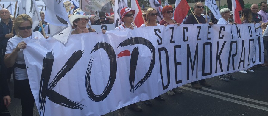 Po godz. 15 przed siedzibą Trybunału Konstytucyjnego rozpoczęła się manifestacja Komitetu Obrony Demokracji. Odbywała się pod hasłem: "Jedna Polska - dość podziałów”. "Zależy nam, żeby Polska była silną różnorodnością, ale połączoną wspólnymi wartościami" - mówił przed marszem szef KOD Mateusz Kijowski. Jak informował chwilę po 15 reporter RMF FM, na marszu jest kilkaset, może tysiąc osób. W kilkadziesiąt minut liczba ta zwiększyła się do kilku tysięcy manifestujących. Z czasem wzrosła do kilkunastu tysięcy. Według policji na marszu było 12 tysięcy osób. Między innymi dlatego też manifestacja wyruszyła spod Trybunału Konstytucyjnego z godzinnym opóźnieniem.