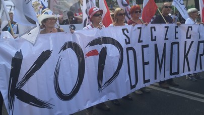 Policja: 12 tys. osób na manifestacji KOD-u. Na transparentach: "Zostawcie Trybunał"