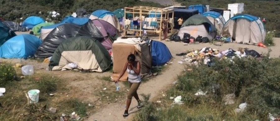 Francuski prezydent Francois Hollande zapowiedział w sobotę, że kilka tysięcy migrantów żyjących w Calais zostanie przeniesionych do ośrodków w całym kraju. "Francja nie będzie krajem obozów" - oświadczył. Obozowisko w Calais nazywane jest "dżunglą".