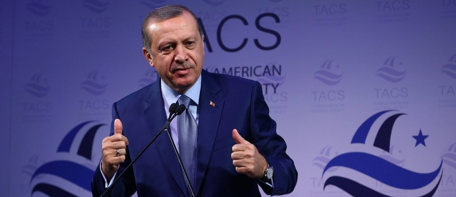 Turcja chce przyłączyć się do USA w operacji militarnej mającej na celu wyparcie Państwa Islamskiego (IS) z syryjskiego bastionu dzihadystów w Ar-Rakce, o ile będą z niej wyłączeni Kurdowie - oświadczył w niedzielę turecki prezydent Recep Tayyip Erdogan. "Jeśli Stany Zjednoczone rozpoczną ofensywę na Ar-Rakkę wspólnie z YPG (kurdyjskimi Ludowymi Jednostkami Samoobrony) czy PYD (kurdyjską Partią Unii Demokratycznej), wówczas Turcja nie weźmie udziału w tej operacji" - poinformował Erdogan.
