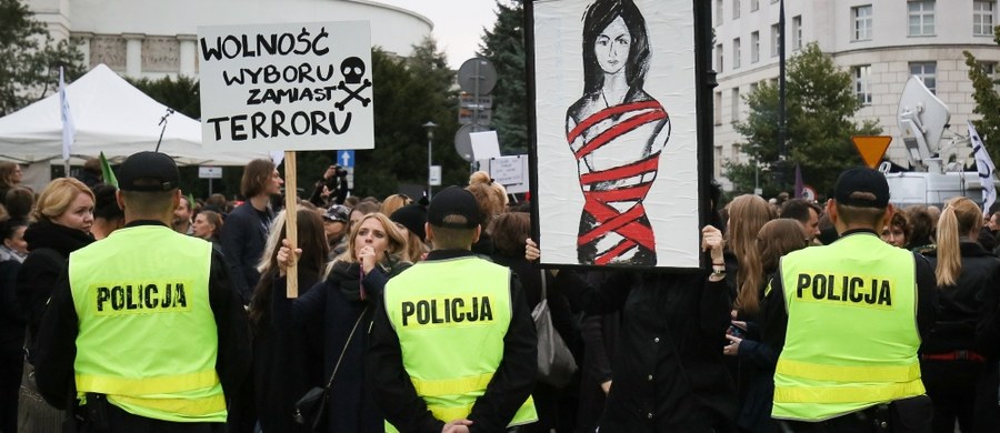 Pod hasłem "Czarny Protest - Lista Hańby" w wielu miastach w Polsce demonstrowano w niedzielę przeciwko zaostrzaniu prawa aborcyjnego. Według organizującej protesty Partii Razem, Sejm głosowaniami nad zmianami dotyczącymi przerywania ciąży "pokazał, że ma w pogardzie prawa kobiet".