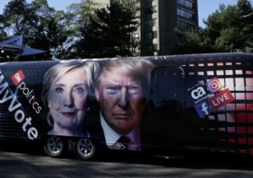Przewaga Clinton nad Trumpem w sondażach stopniała niemal do zera