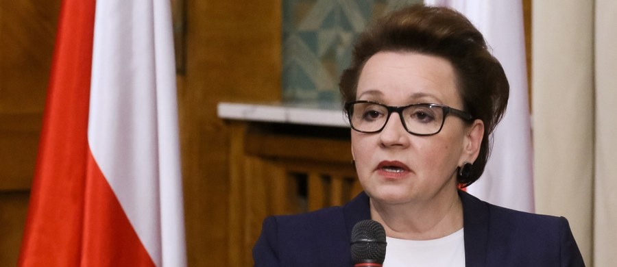 Prezentując w piątek 16.09. projekty nowych ustaw oświatowych minister edukacji Anna Zalewska stwierdziła, że system wprowadzony w 1999 r. nie sprawdził się, gdyż: gimnazja nie wyrównują szans edukacyjnych, powstały gimnazja lepsze i gorsze oraz gimnazja nie podnoszą jakości kształcenia (https://men.gov.pl/wp-content/uploads/2016/09/16.09.2016_prezentacja_konferencja_men_prawo-oswiatowe-2.pdf). 