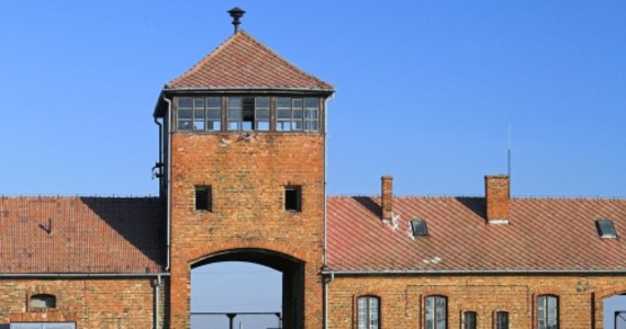 Dwóch nastolatków z Portugalii odpowie przed sądem rejonowym w Oświęcimiu za niszczenie historycznej Bramy Śmierci w byłym niemieckim obozie Auschwitz II-Birkenau – poinformował zastępca oświęcimskiego prokuratora rejonowego Mariusz Słomka. Młodym ludziom grozi do 10 lat więzienia. 