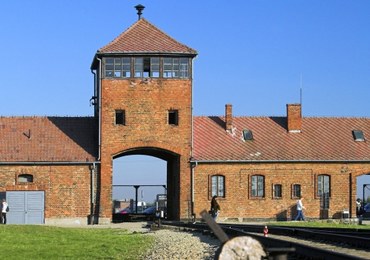 Chcieli wyryć swoje imiona na Bramie Śmierci w Auschwitz. Grozi im do 10 lat więzienia
