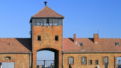 Chcieli wyryć swoje imiona na Bramie Śmierci w Auschwitz. Grozi im do 10 lat więzienia