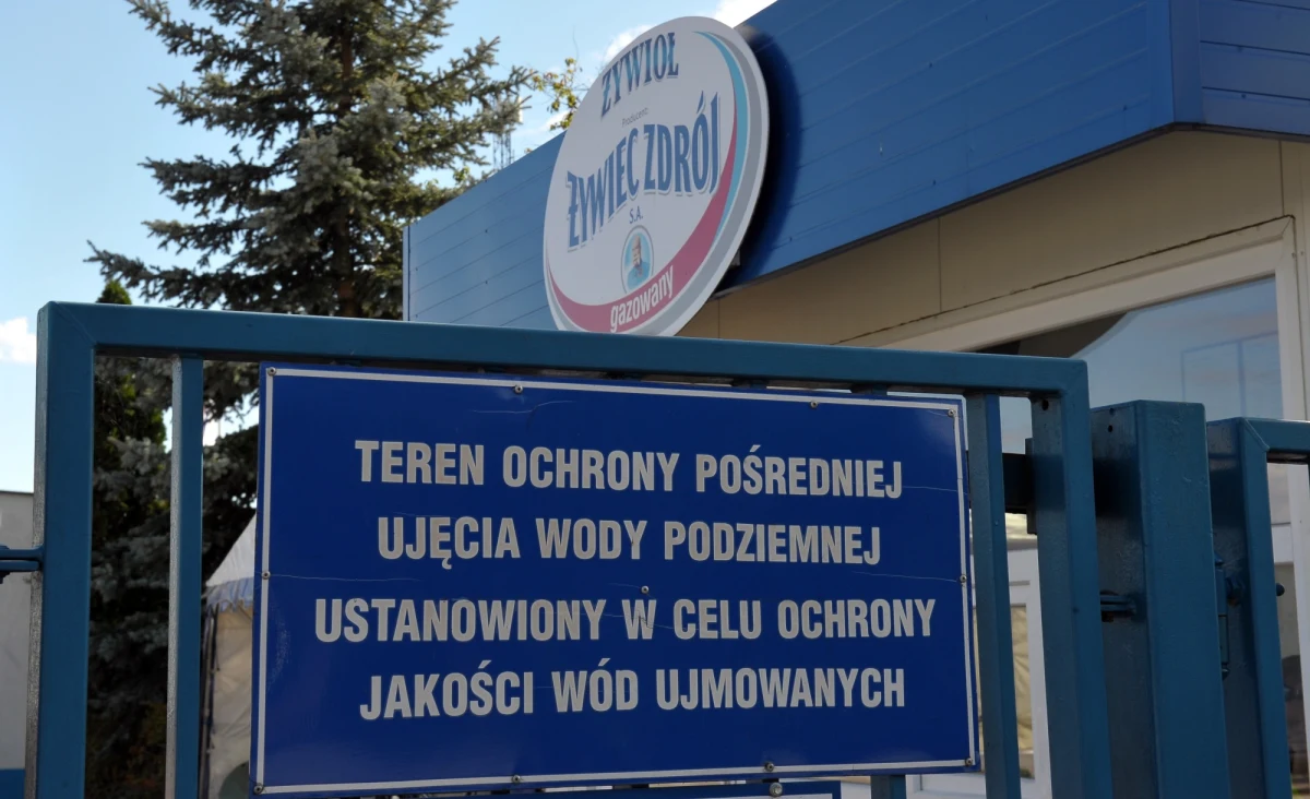 W wodzie rozlewanej w zakładzie w Mirosławcu nie ma ani chemikaliów, ani szkodliwych bakterii. Szczeciński sanepid szczegółowo przebadał pobrane w ubiegłym tygodniu próbki wody "Żywioł Żywiec Zdrój" i - jak informuje - nie ma do ich jakości zastrzeżeń. Sprawa stała się głośna, kiedy do szpitala trafił z poparzonym przełykiem 31-latek z Bolesławca, który wcześniej napił się właśnie tej wody. Poza nim nikt nie zgłaszał niepokojących objawów.