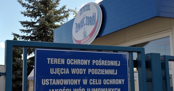 W wodzie rozlewanej w zakładzie w Mirosławcu nie ma ani chemikaliów, ani szkodliwych bakterii. Szczeciński sanepid szczegółowo przebadał pobrane w ubiegłym tygodniu próbki wody "Żywioł Żywiec Zdrój" i - jak informuje - nie ma do ich jakości zastrzeżeń. Sprawa stała się głośna, kiedy do szpitala trafił z poparzonym przełykiem 31-latek z Bolesławca, który wcześniej napił się właśnie tej wody. Poza nim nikt nie zgłaszał niepokojących objawów.