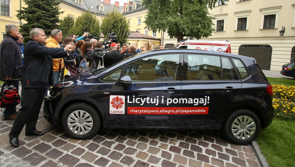 Trzy granatowe volkswageny golfy, którymi poruszał się po Polsce papież Franciszek podczas Światowych Dni Młodzieży, od poniedziałku można licytować na popularnym internetowym serwisie motoryzacyjnym - poinformowano w poniedziałek podczas konferencji w krakowskiej kurii. Licytacja potrwa do 9 października.