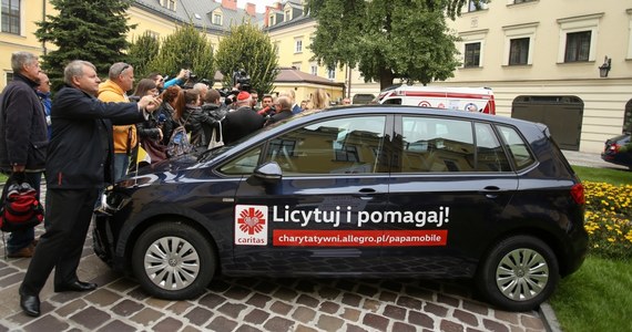 Trzy granatowe volkswageny golfy, którymi poruszał się po Polsce papież Franciszek podczas Światowych Dni Młodzieży, od poniedziałku można licytować na popularnym internetowym serwisie motoryzacyjnym - poinformowano w poniedziałek podczas konferencji w krakowskiej kurii. Licytacja potrwa do 9 października.