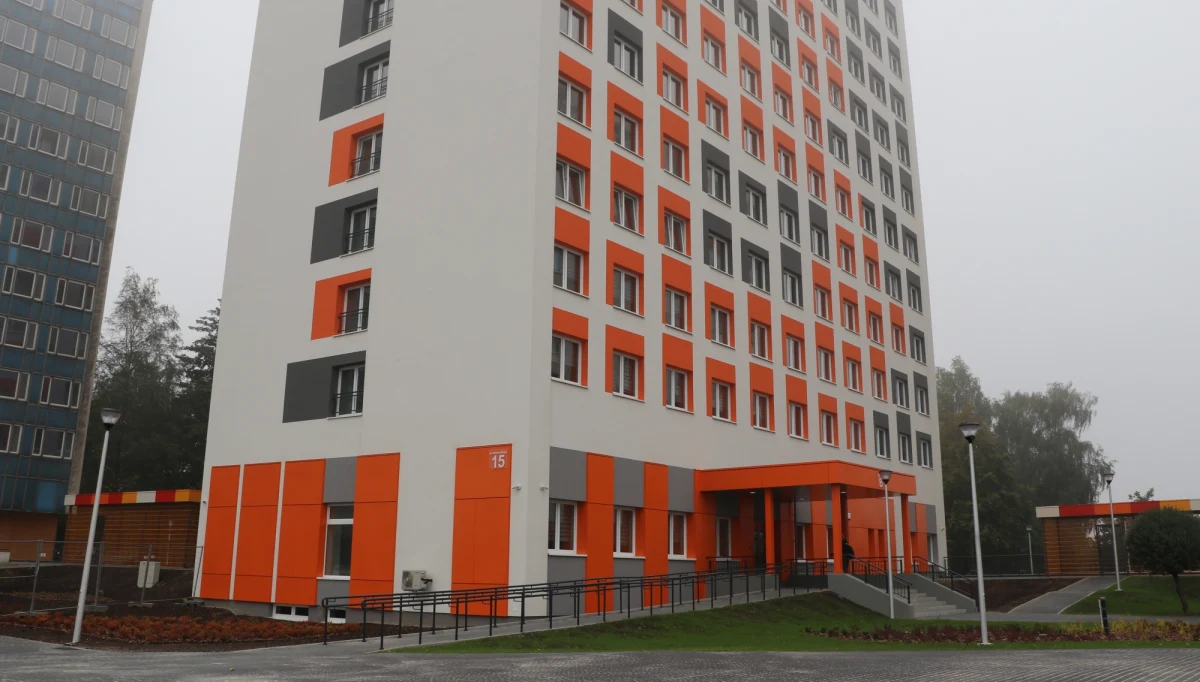 ​Uniwersytet Jagielloński Collegium Medicum oddał w poniedziałek do dyspozycji studentów gruntownie odremontowane akademiki w Krakowie-Prokocimiu. Jest to pierwszy projekt zrealizowany przez polską uczelnię publiczną w ramach partnerstwa publiczno-prywatnego.