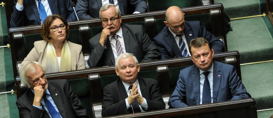 Jedna osoba może zasiadać w radzie nadzorczej tylko jednej spółki, w której udział Skarbu Państwa lub jednostki samorządu terytorialnego przekracza 50 proc. – czytamy w obowiązującej od 2000 r. ustawie kominowej. Dziennikarze "Dziennika Gazety Prawnej" bez większego trudu znaleźli przykłady na to, że dokument jest łamany.