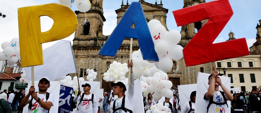 Kolumbijski rząd oraz lewicowi rebelianci z Rewolucyjnych Sił Zbrojnych Kolumbii (FARC) podpisali w Cartagenie układ pokojowy, który kończy trwającą od 50 lat wojnę partyzancką w tym kraju. Konflikt pochłonął ponad 220 tys. ofiar.