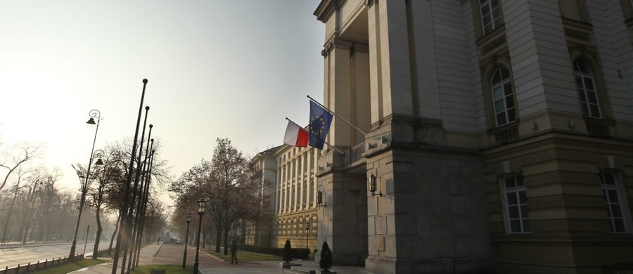 Jest drugi zatrzymany ws. drona, który w poniedziałek latał w okolicach kancelarii premiera. To - podobnie jak pierwszy zatrzymany, który sterował dronem - również obywatel Rosji. Mężczyzna ten czekał na operatora drona w samochodzie, zaparkowanym tuż przy kancelarii premiera.