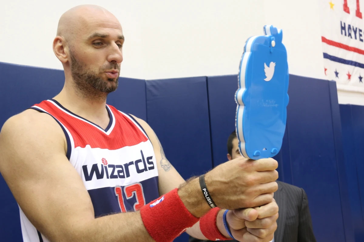 Twitterowe lustro zawodników Washington Wizards, czyli urządzenie za pomocą którego sportowcy kontaktują się z kibicami, a kibice ze sportowcami. Wielkim entuzjastą nowej „zabawki” okazał się Marcin Gortat, który jest fanem mediów społecznościowych. 