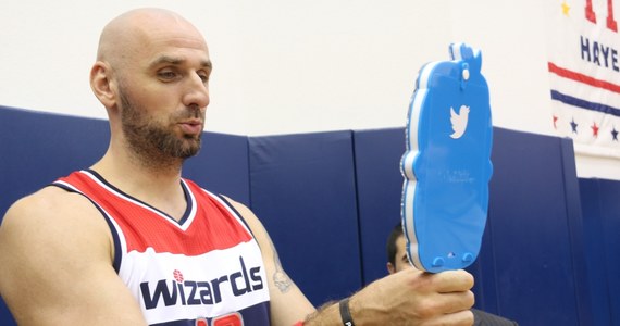 Twitterowe lustro zawodników Washington Wizards, czyli urządzenie za pomocą którego sportowcy kontaktują się z kibicami, a kibice ze sportowcami. Wielkim entuzjastą nowej „zabawki” okazał się Marcin Gortat, który jest fanem mediów społecznościowych. 